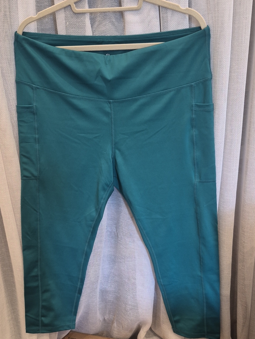 Woman Teal Active Capri Leggings